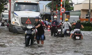 Xe chết máy la liệt trong ngày triều cường