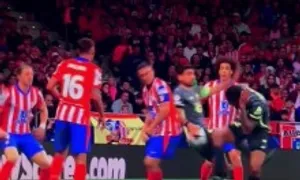 Atletico thua ngược vì phạt đền khó hiểu ở Champions League